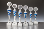 Ständer-Trophäe in 6 Größen - blau/silber