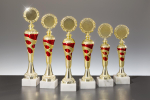 Ständer-Trophäe in 6 Größen - rot/gold